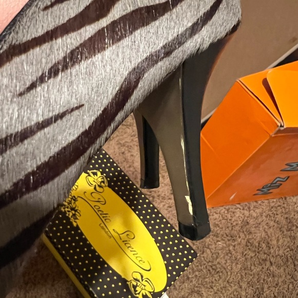 Poetic License grey mohair with brown zebra striping. Size 9. - Picture 4 of 10